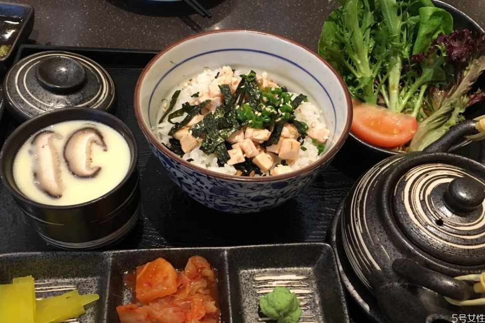 茶泡飯要把茶倒進(jìn)去嗎 茶泡飯正確吃法 茶泡飯要把茶倒進(jìn)去嗎 茶泡飯正確吃法