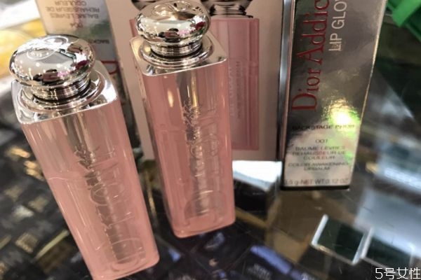 迪奧潤唇膏潤唇效果好嗎 迪奧唇膏過期了還能用嗎