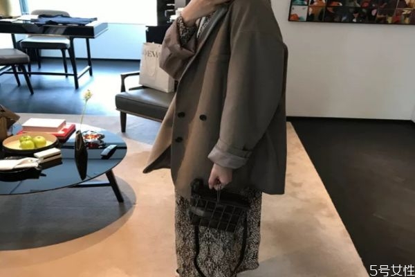 西裝外套女怎么搭配 西裝外套里面穿什么好看 西裝外套女怎么搭配 西裝外套里面穿什么好看