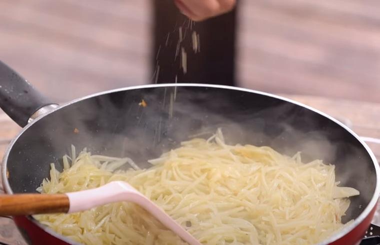馬鈴薯蛋餅披薩怎么做 酥脆牽絲10分鐘上桌 馬鈴薯蛋餅披薩怎么做 酥脆牽絲10分鐘上桌
