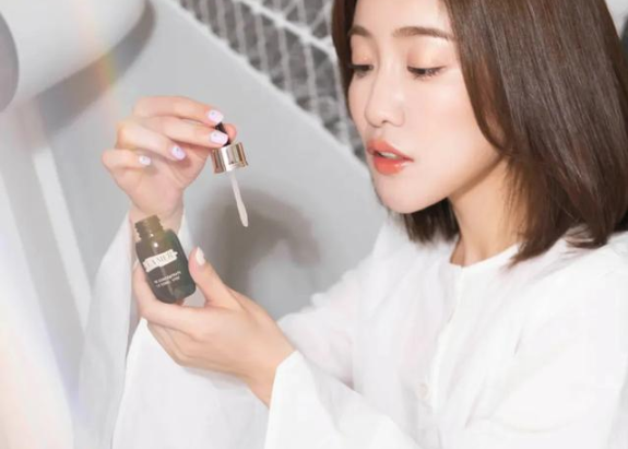 水乳和精華哪個更重要 水乳和精華哪個更有用 水乳和精華哪個更重要 水乳和精華哪個更有用