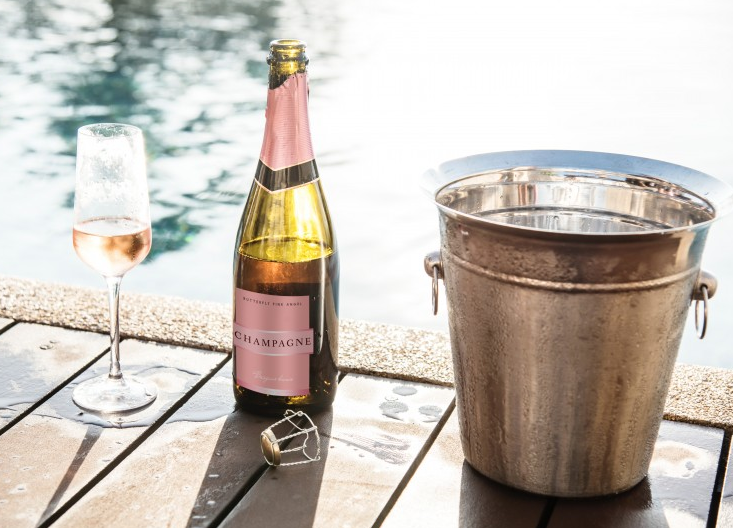 干紅葡萄酒的功效與作用 干紅葡萄酒和紅葡萄酒有什么區(qū)別 干紅葡萄酒的功效與作用 干紅葡萄酒和紅葡萄酒有什么區(qū)別