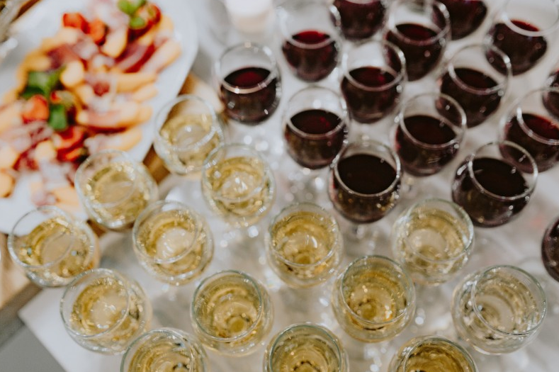 干白葡萄酒的好處與作用 干白葡萄酒的功效與作用及禁忌 干白葡萄酒的好處與作用 干白葡萄酒的功效與作用及禁忌