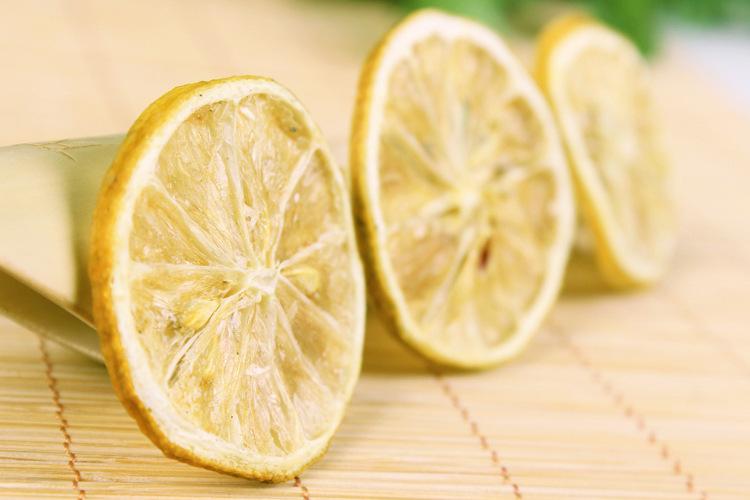 檸檬干片的正確泡水方法 檸檬干片泡水用熱水還是涼水 檸檬干片的正確泡水方法 檸檬干片泡水用熱水還是涼水