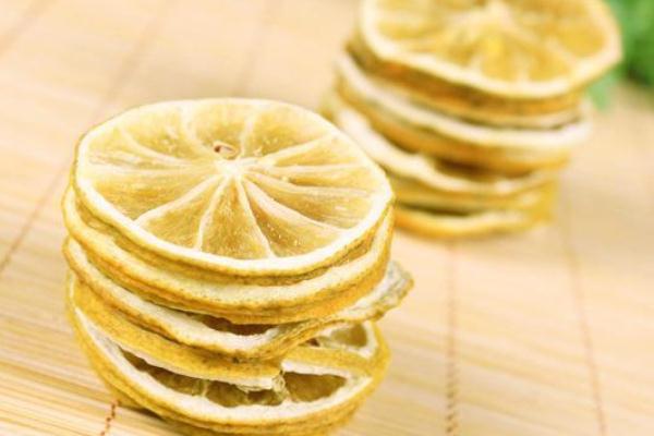 檸檬干片的正確泡水方法 檸檬干片泡水用熱水還是涼水 檸檬干片的正確泡水方法 檸檬干片泡水用熱水還是涼水