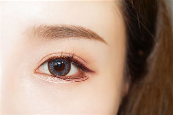 畫完眼線用什么定妝 畫完眼線眼睛不舒服怎么辦 畫完眼線用什么定妝 畫完眼線眼睛不舒服怎么辦