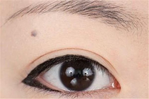 畫完眼線用什么定妝 畫完眼線眼睛不舒服怎么辦 畫完眼線用什么定妝 畫完眼線眼睛不舒服怎么辦