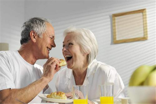 老人吃飯總噎著怎么回事 如何防預老人噎食 老人吃飯總噎著怎么回事 如何防預老人噎食