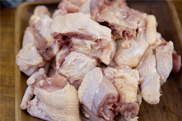 雞肉切開有熒光綠能吃嗎 為什么雞肉上有熒光綠物質