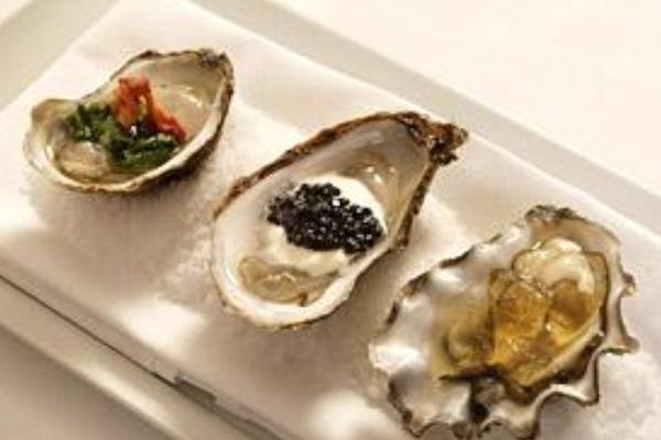 吃生蠔可以喝啤酒嗎 吃生蠔喝啤酒會(huì)怎樣 吃生蠔可以喝啤酒嗎 吃生蠔喝啤酒會(huì)怎樣