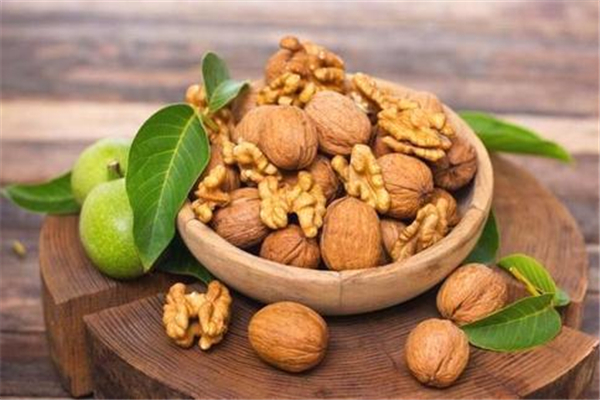 孕婦吃核桃真的能給胎兒補(bǔ)腦嗎 孕婦什么時(shí)間吃核桃對胎兒好 孕婦吃核桃真的能給胎兒補(bǔ)腦嗎 孕婦什么時(shí)間吃核桃對胎兒好