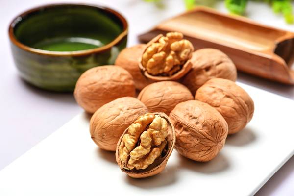 孕婦吃核桃真的能給胎兒補(bǔ)腦嗎 孕婦什么時(shí)間吃核桃對胎兒好 孕婦吃核桃真的能給胎兒補(bǔ)腦嗎 孕婦什么時(shí)間吃核桃對胎兒好