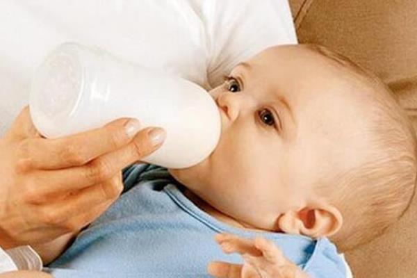 嬰兒吐奶從鼻子出來 嬰兒吐奶從鼻子里面出來是怎么回事 嬰兒吐奶從鼻子出來 嬰兒吐奶從鼻子里面出來是怎么回事