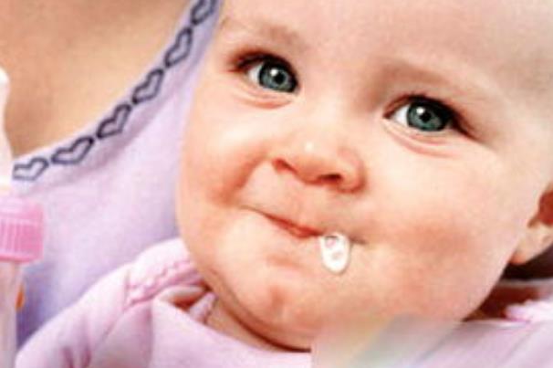 嬰兒吐奶從鼻子出來 嬰兒吐奶從鼻子里面出來是怎么回事 嬰兒吐奶從鼻子出來 嬰兒吐奶從鼻子里面出來是怎么回事