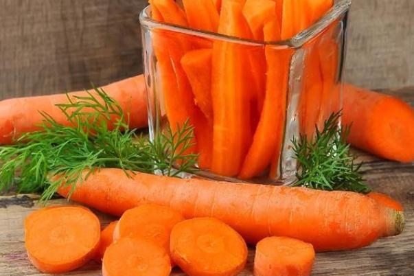 胡蘿卜要不要削皮 胡蘿卜必須過油才有營(yíng)養(yǎng)嗎 胡蘿卜要不要削皮 胡蘿卜必須過油才有營(yíng)養(yǎng)嗎