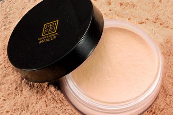 散粉可以直接上臉嗎 散粉可以涂在口紅上嗎 散粉可以直接上臉嗎 散粉可以涂在口紅上嗎