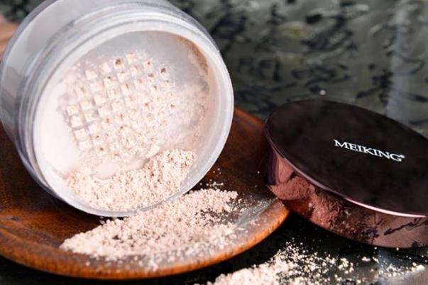 散粉可以直接上臉嗎 散粉可以涂在口紅上嗎 散粉可以直接上臉嗎 散粉可以涂在口紅上嗎