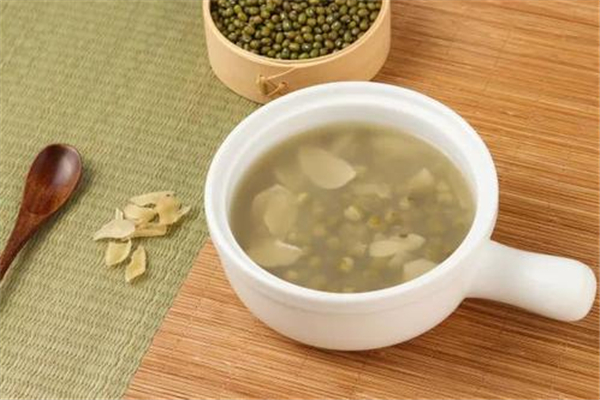 綠豆湯與什么不能同食 喝綠豆湯的禁忌 綠豆湯與什么不能同食 喝綠豆湯的禁忌