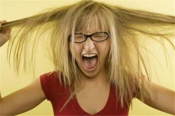 頭發(fā)干燥怎么護(hù)理 頭發(fā)干燥可以用吹風(fēng)機(jī)嗎 頭發(fā)干燥怎么護(hù)理 頭發(fā)干燥可以用吹風(fēng)機(jī)嗎