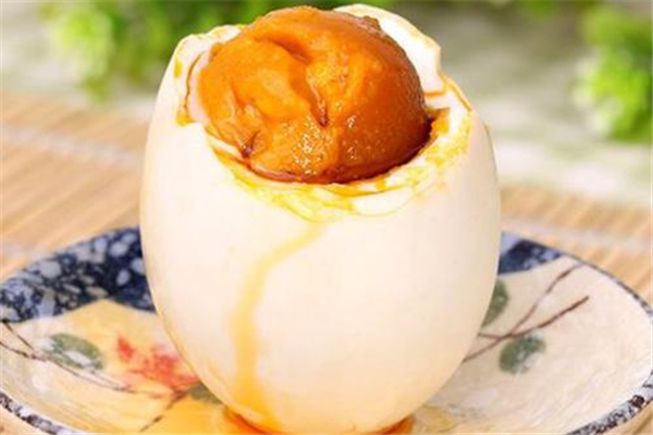 咸鴨蛋發(fā)黑還能吃嗎 咸鴨蛋發(fā)黑是怎么了 咸鴨蛋發(fā)黑還能吃嗎 咸鴨蛋發(fā)黑是怎么了