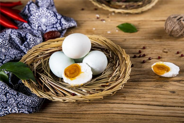 咸鴨蛋發(fā)黑還能吃嗎 咸鴨蛋發(fā)黑是怎么了 咸鴨蛋發(fā)黑還能吃嗎 咸鴨蛋發(fā)黑是怎么了