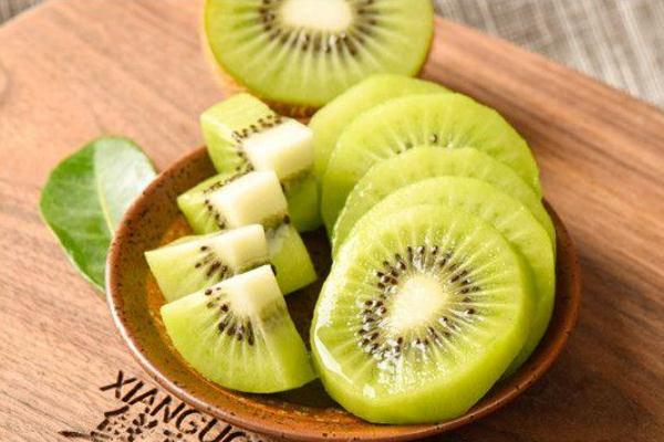 獼猴桃可以治口腔潰瘍嗎 獼猴桃可以和蘋果一起吃嗎 獼猴桃可以治口腔潰瘍嗎 獼猴桃可以和蘋果一起吃嗎