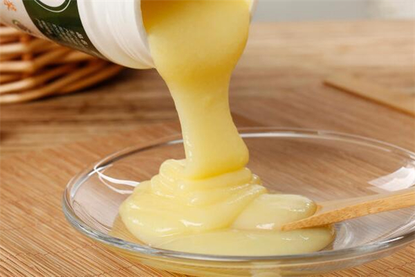 蜂王漿和蜂蜜的區(qū)別 蜂王漿和蜂蜜哪個好 蜂王漿和蜂蜜的區(qū)別 蜂王漿和蜂蜜哪個好