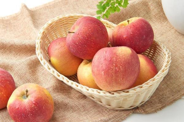 吃蘋果可以喝酸奶嗎 吃蘋果可以祛痘嗎 吃蘋果可以喝酸奶嗎 吃蘋果可以祛痘嗎