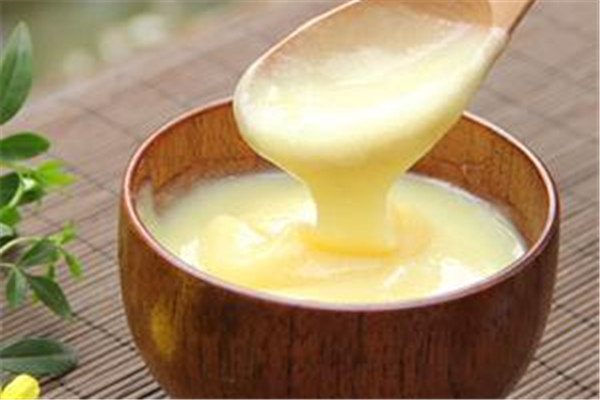 蜂王漿怎么生產出來的 蜂王漿是怎么形成的 蜂王漿怎么生產出來的 蜂王漿是怎么形成的