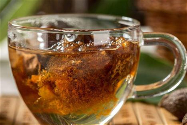 胖大海高血壓可以喝嗎 胖大?？梢越笛獕簡?></p><h3>胖大海上火不<br/></h3><p>雖然胖大海是有一定的消火的作用的，但是也不建議經(jīng)常喝胖大海。上火屬于熱癥范疇，是由于人體陰陽失衡，內(nèi)火旺盛而導(dǎo)致的，具體癥狀表現(xiàn)為咽喉紅腫疼痛、口角糜爛，牙齦紅腫等。但胖大海味甘性涼，質(zhì)輕宣散，上可入肺經(jīng)，清宣肺氣，下可歸大腸經(jīng)，清腸通便，所以喝胖大海不僅不會上火，還有一定的去火功效。</p>		</div>
<div align=