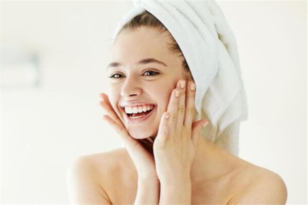 夏天用乳液好還是面霜好 夏天用什么牌子的護膚品比較好 夏天用乳液好還是面霜好 夏天用什么牌子的護膚品比較好