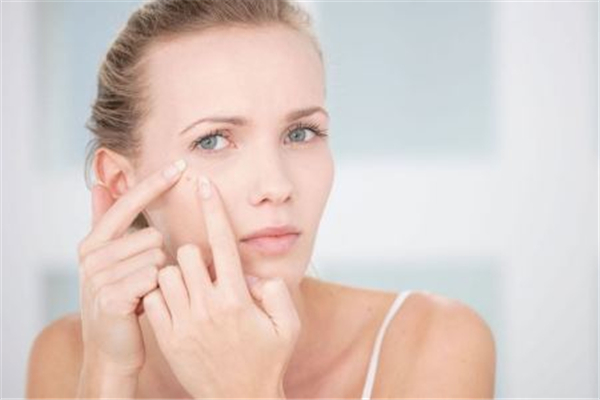 夏天臉上長(zhǎng)痘痘怎么回事 為什么夏天臉上愛(ài)長(zhǎng)痘 夏天臉上長(zhǎng)痘痘怎么回事 為什么夏天臉上愛(ài)長(zhǎng)痘