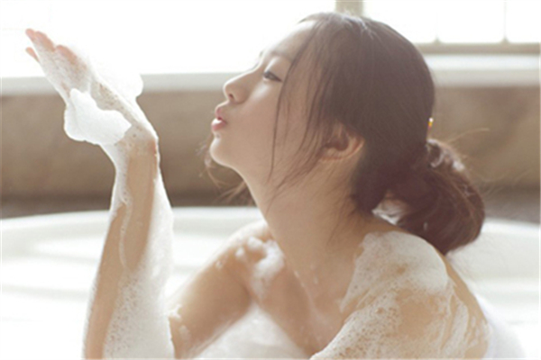 夏季泡澡的最佳時(shí)間是多久 夏季泡澡用什么中藥