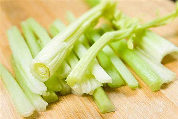 芹菜可以生吃嗎 芹菜生吃有毒嗎 芹菜可以生吃嗎 芹菜生吃有毒嗎