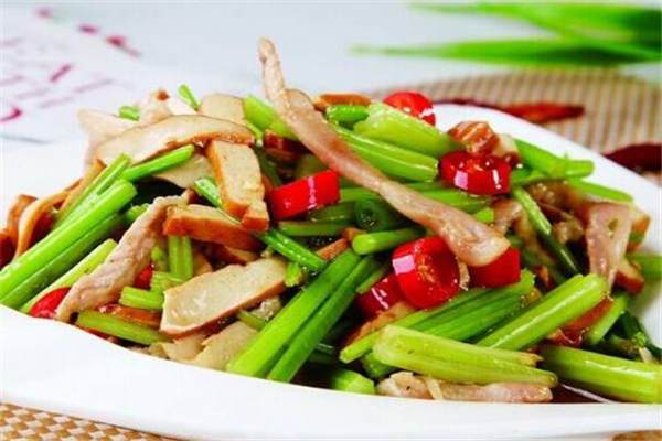 芹菜與西芹的區(qū)別 芹菜和什么菜搭配好吃 芹菜與西芹的區(qū)別 芹菜和什么菜搭配好吃