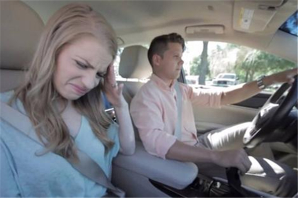 暈車想吐吐不出來怎么辦 暈車為什么會(huì)胃不舒服