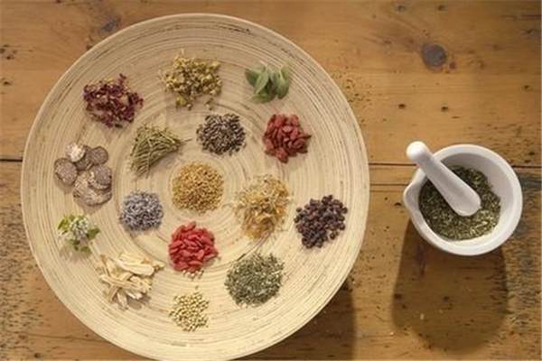 中藥是飯前喝還是飯后喝 中藥最佳服用時間 中藥是飯前喝還是飯后喝 中藥最佳服用時間