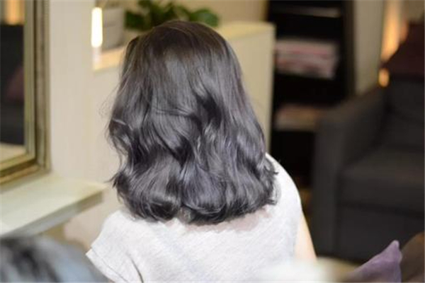 染發(fā)前要不要洗頭 染發(fā)洗頭好還是不洗頭好 染發(fā)前要不要洗頭 染發(fā)洗頭好還是不洗頭好