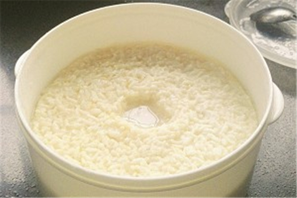 米酒做出來(lái)的有點(diǎn)酸是什么原因 米酒酸的可以喝嗎 米酒做出來(lái)的有點(diǎn)酸是什么原因 米酒酸的可以喝嗎