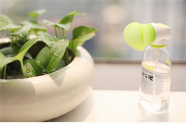 洗眼液用的時(shí)候眼睛需要睜開(kāi)嗎 洗眼液的正確使用方法