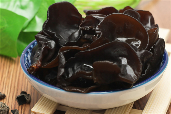 木耳泡好了有點(diǎn)異味還能吃嗎 木耳有刺鼻的氣味是怎么回事