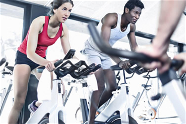 動(dòng)感單車減肥效果好還是跑步機(jī)效果好 動(dòng)感單車減肥一個(gè)月能瘦多少