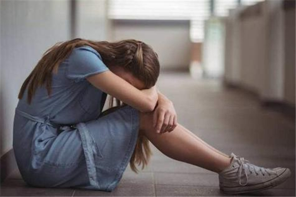 自卑會導致抑郁嗎 自卑心理的主要表現(xiàn) 自卑會導致抑郁嗎 自卑心理的主要表現(xiàn)