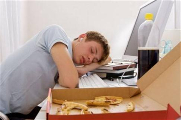 夏天犯困想睡覺(jué)是什么原因 夏天犯困怎么解決