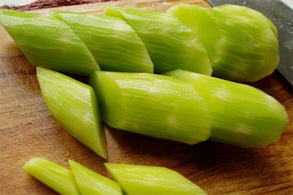 萵筍隔夜變紅了還能吃嗎 萵筍可以放冰箱嗎