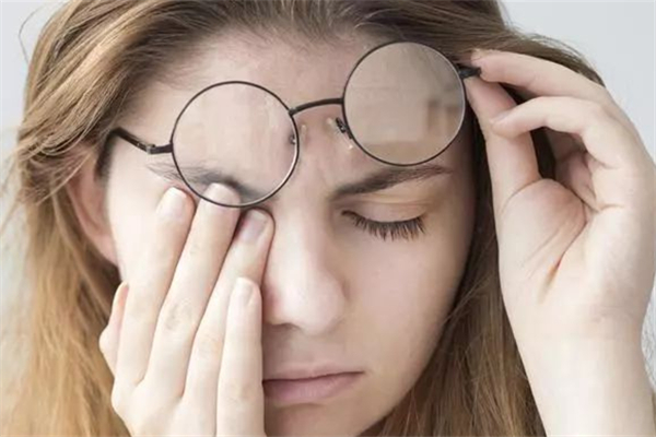 眼睛里有血絲會傳染嗎 眼睛里有血絲會失明嗎 眼睛里有血絲會傳染嗎 眼睛里有血絲會失明嗎