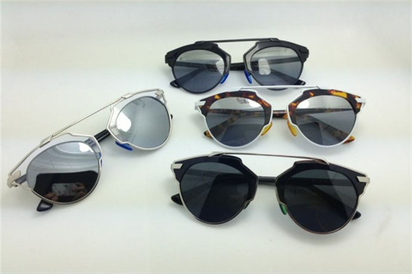 太陽鏡偏光和不偏光的區(qū)別 太陽鏡偏光和不偏光哪個好 太陽鏡偏光和不偏光的區(qū)別 太陽鏡偏光和不偏光哪個好