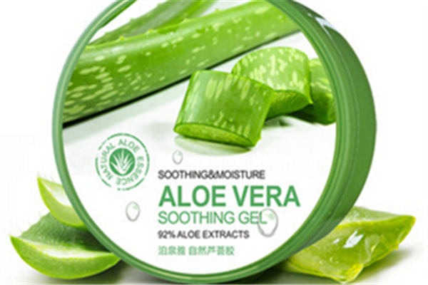 蘆薈膠涂臉上有點(diǎn)刺疼是為什么 蘆薈膠涂臉上要洗嗎 蘆薈膠涂臉上有點(diǎn)刺疼是為什么 蘆薈膠涂臉上要洗嗎