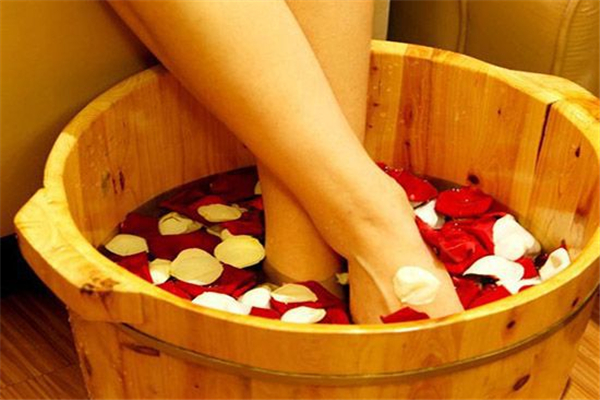 泡腳后可以馬上洗澡嗎 泡腳后可以吹空調(diào)嗎 泡腳后可以馬上洗澡嗎 泡腳后可以吹空調(diào)嗎