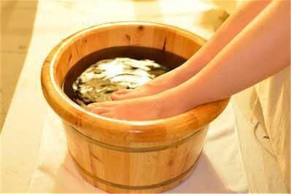 泡腳后可以馬上洗澡嗎 泡腳后可以吹空調(diào)嗎 泡腳后可以馬上洗澡嗎 泡腳后可以吹空調(diào)嗎